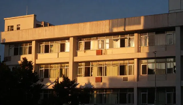 如何判断本地服务器性能是否满足业务需求？